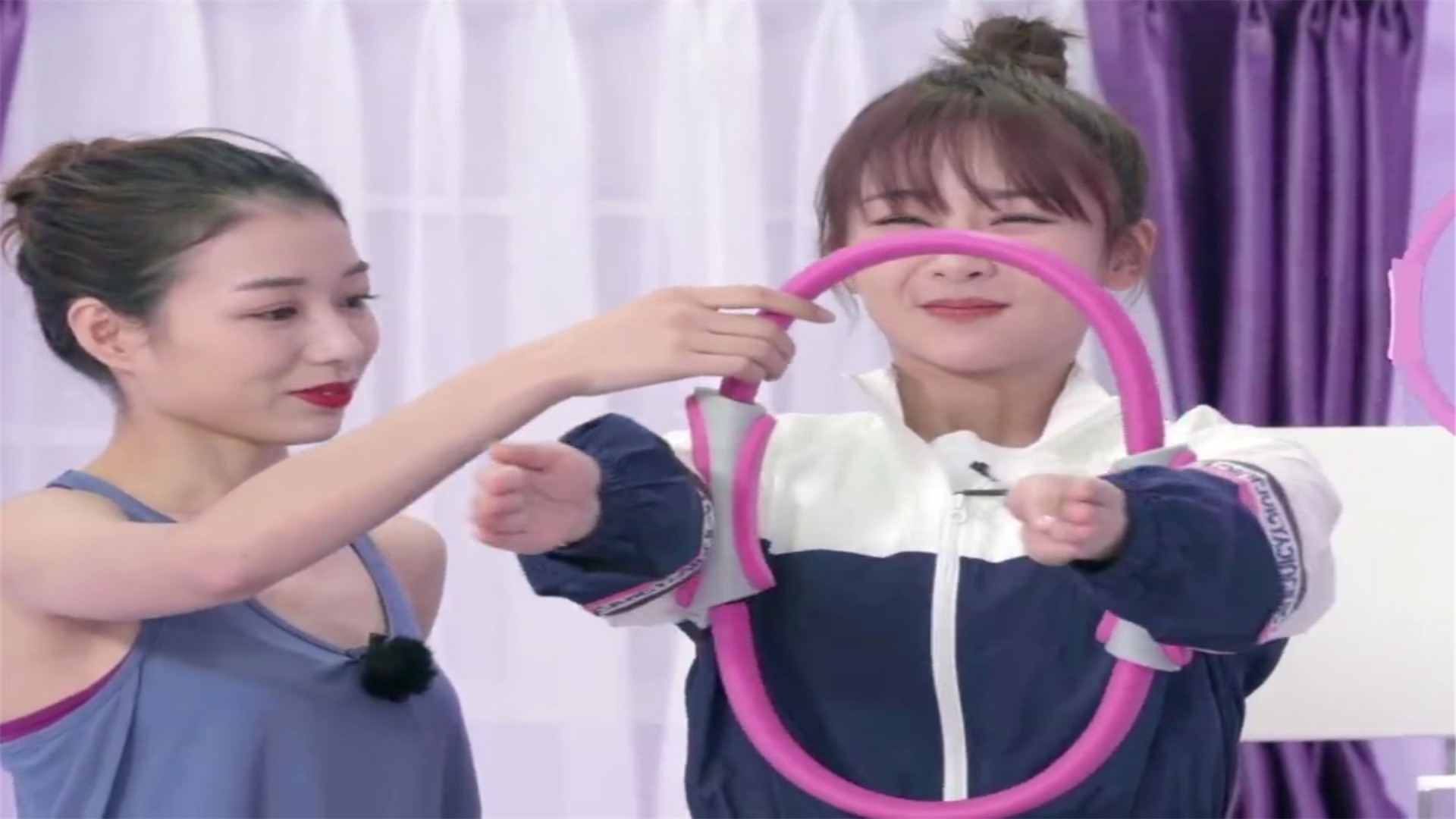 杨紫来大姨妈肚子疼的电视剧,杨紫被拍在家练瑜伽