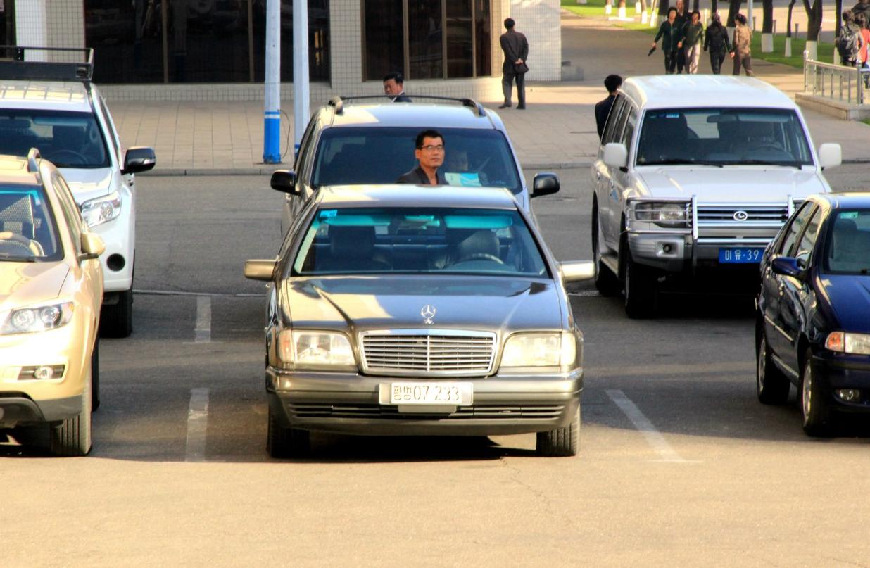 探秘朝鲜，中国网友带你看朝鲜街头的各种豪车