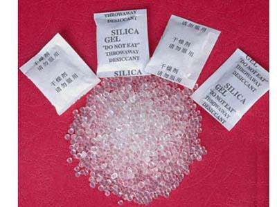 孩子误食干燥剂奶奶的60秒反应,三岁误食干燥剂被奶奶救下