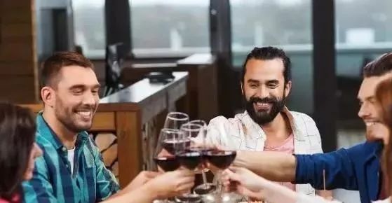 为什么我们喝酒后会大哭大笑