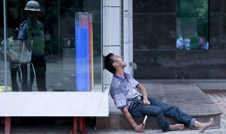 儿子吸*毒冰**出现妄想幻觉,每天无休止的谩骂威吓我们,该怎么办?