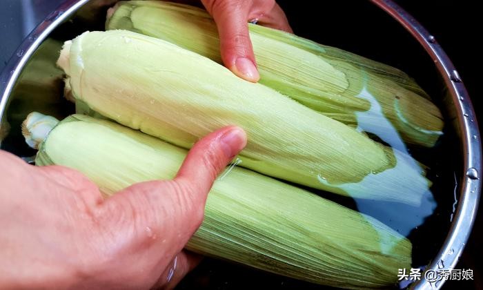 煮玉米水要不要没过,煮玉米只加清水