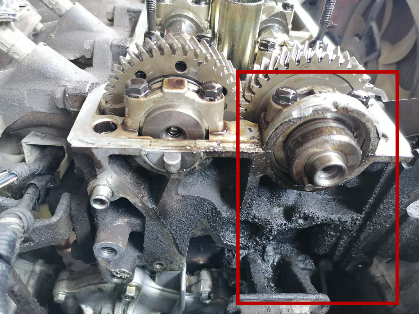 发动机漏油损伤皮带,发动机皮带断裂堵塞油底壳