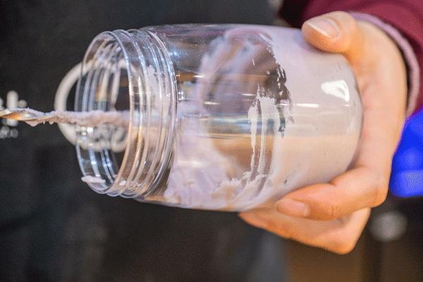 曝光！人广惊现1杯“少女*身失**茶”，快被小姐姐排疯了！