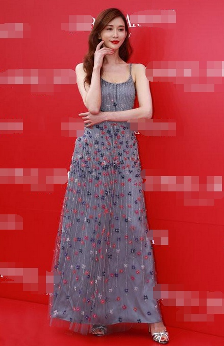 林志玲身穿露脐装现身机场,林志玲早期走红毯穿大v领短裙