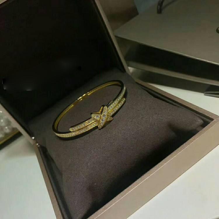 灏氱編宸撮粠鏄庢槦鍚屾,灏氱編宸撮粠棣栭グ娆惧紡鏍囧織