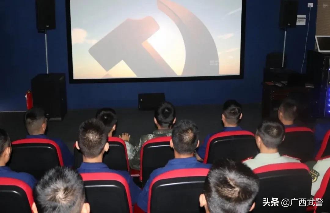 橄榄绿+火焰蓝?嗯,是相得益彰的感觉!