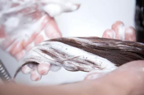 头发洗后依旧干枯、毛躁、出油？你可能根本就没有用对洗发水