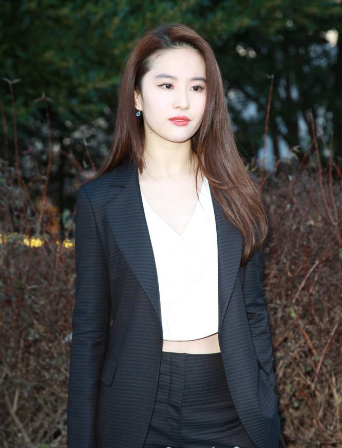 张柏芝又作妖了？肚兜剪掉一块当上衣，肚脐太抢镜