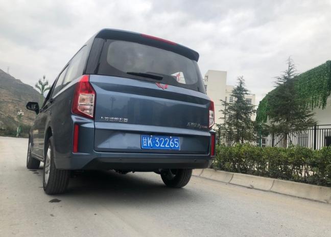 前年看车看到今年，借朋友车借到不好意思，咬牙提台宏光PLUS回家