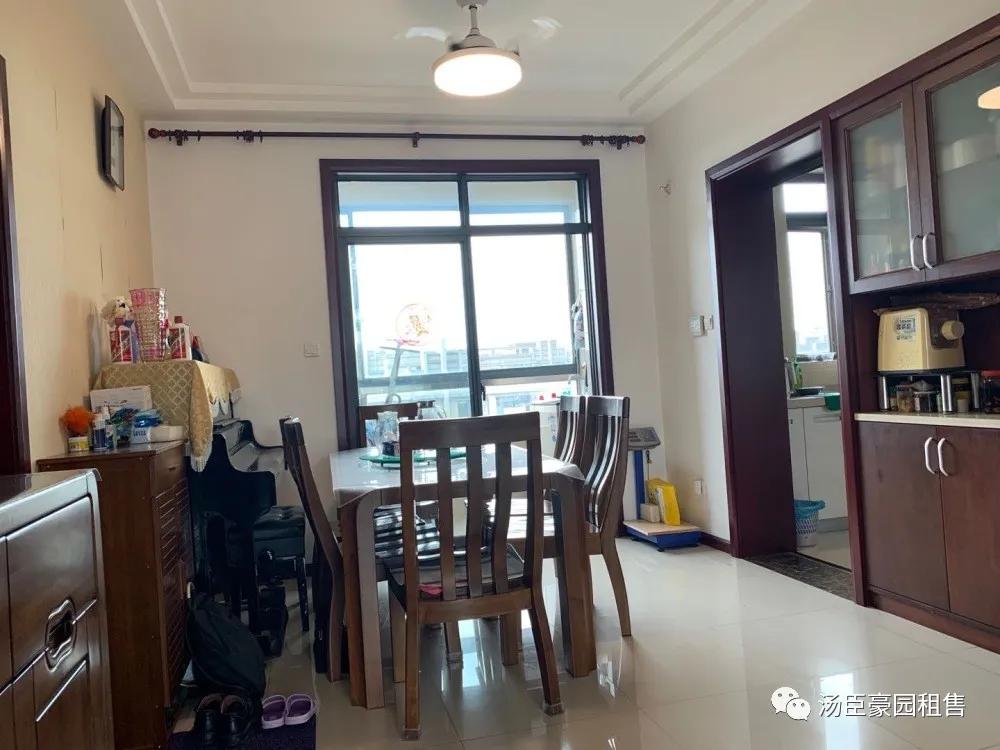 张江汤臣豪园四期新出精装修三房,业主自住保养不错,诚售1800W