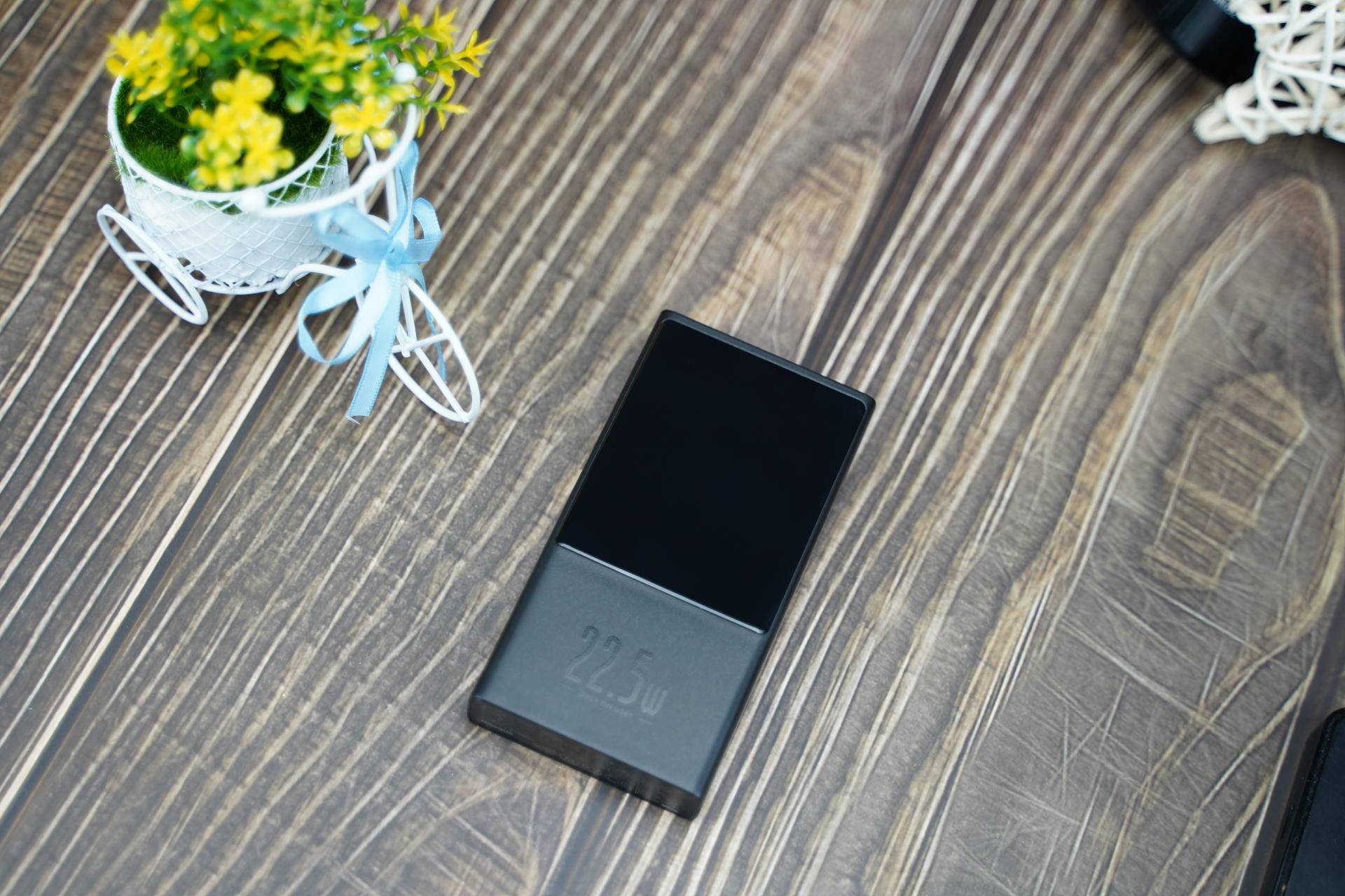 倍思66w快充充电宝实测,倍思65w双向快充自带线数显充电宝