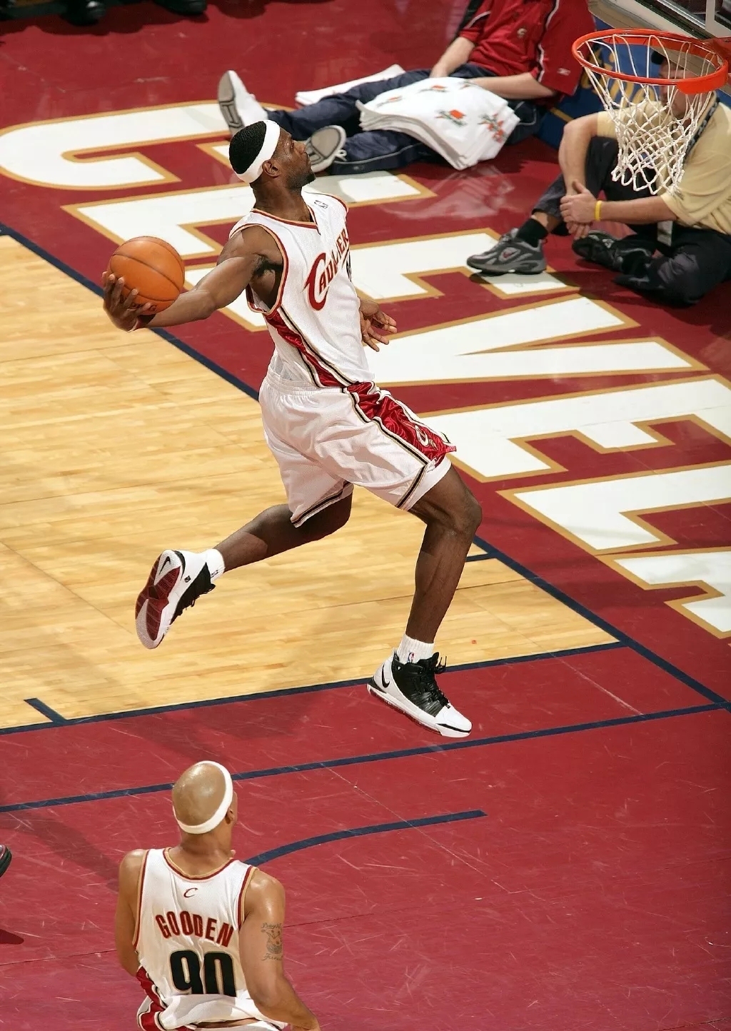 近年复刻的詹姆斯球鞋,詹姆斯的最新的球鞋