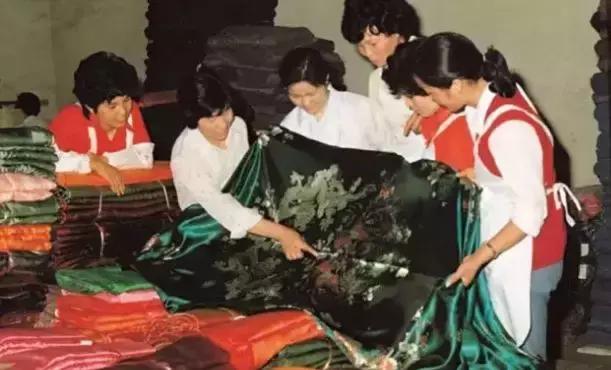 从一个袖套到“百强企业”，这位女企业家凭什么值得员工追随？