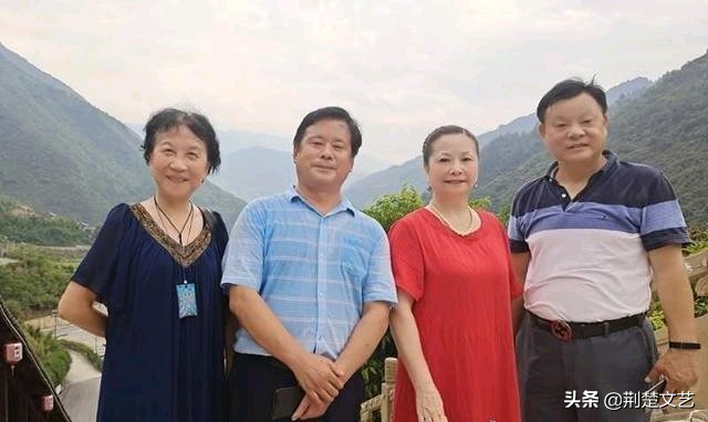 武汉老知青″探访无夏之都″湖北兴山县原野小镇