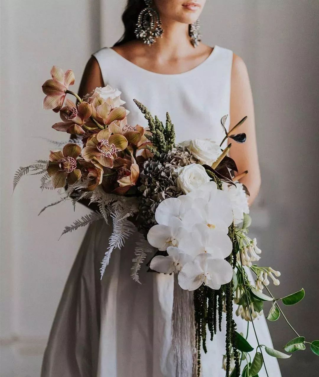 鲜花店日常换水整理花材,花要不要经常换水