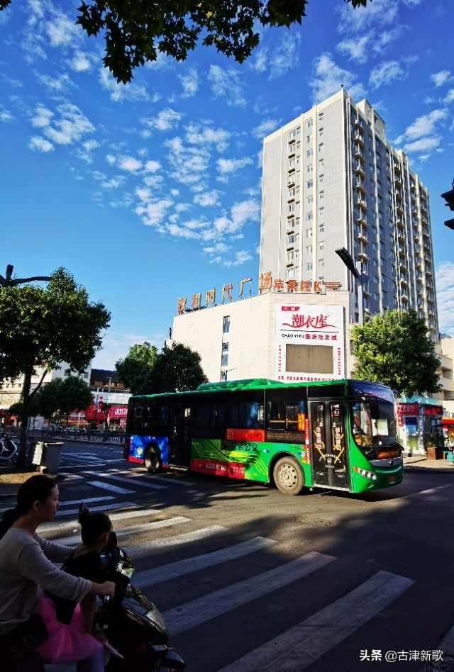 秋日暖阳运动场上活力四射,金秋十月秋高气爽运动健儿展风采