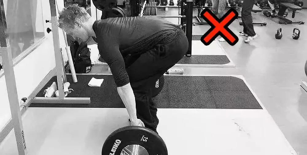 下背部老是酸痛是怎么回事,负重深蹲后腰疼怎么解决