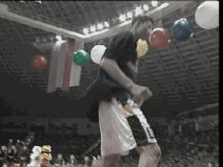 易建联天赋到底如何？16岁展示360度扣篮，肌肉线条肉眼可见