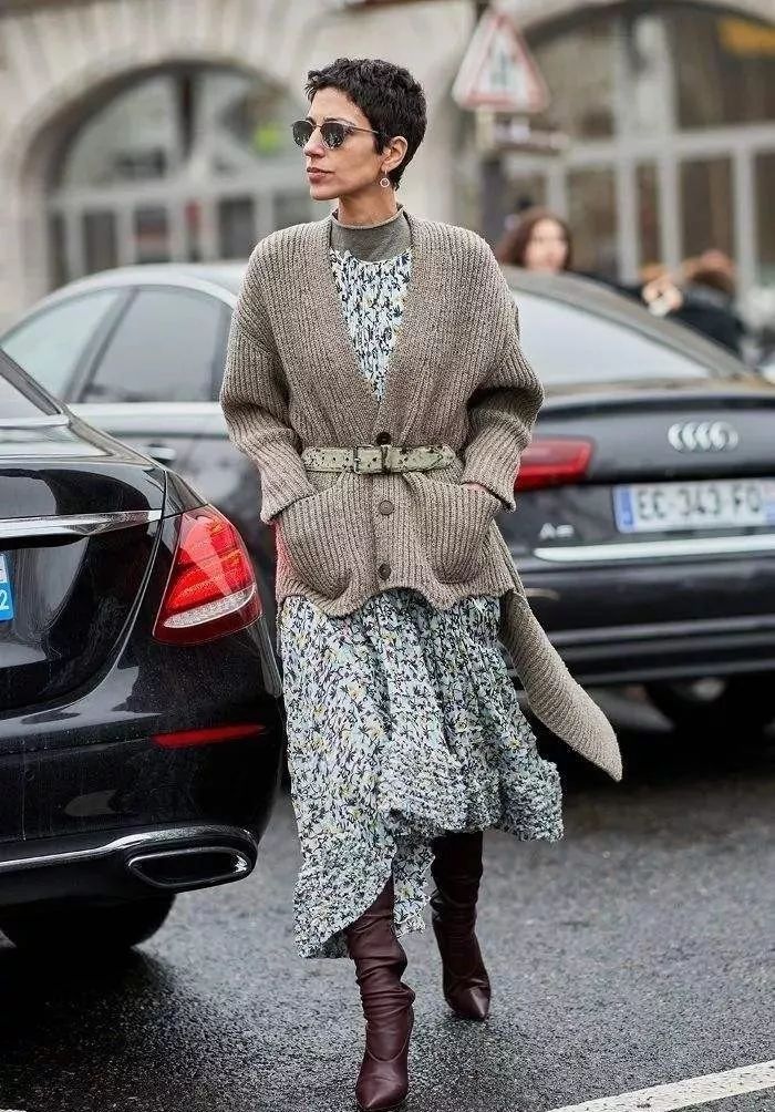 搭靴子穿的裙子秋冬款,裙子靴子秋冬搭配图