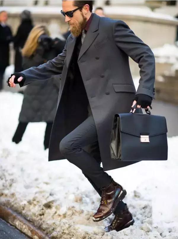 男士包搭配什么衣服好看,男士包包和服装搭配