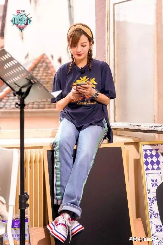 赵薇简直是“天生*物尤**”！穿白西装英姿飒爽，搭配黑头巾潮爆了