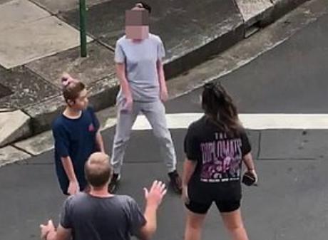 澳少女当街拦住2名亚裔女子，开口辱骂：亚洲狗，你们带来了病毒