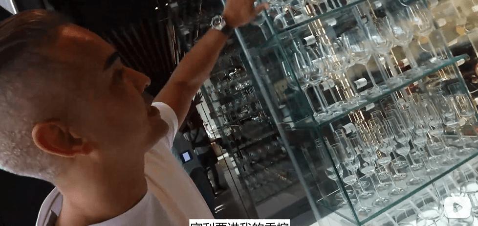 迪拜男子奋斗十年买下劳斯莱斯,迪拜小伙卖掉劳斯莱斯买法拉利