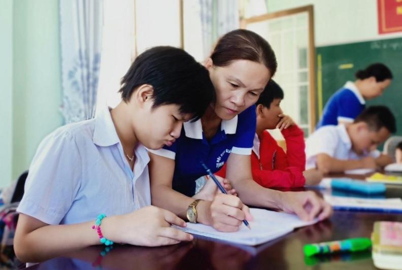 住家家庭老师薪资,做家政的老师一般工资多少