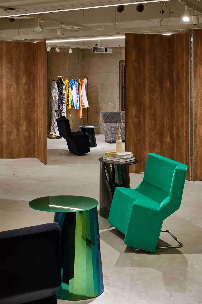 从濒临倒闭到年营收25亿,从濒临倒闭到市值266亿