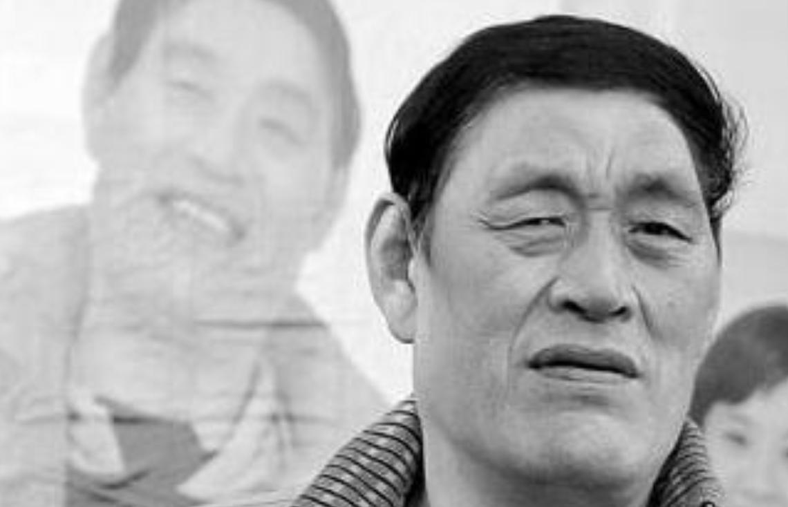 穆铁柱葬礼现场,郑海霞穆铁柱巨人症