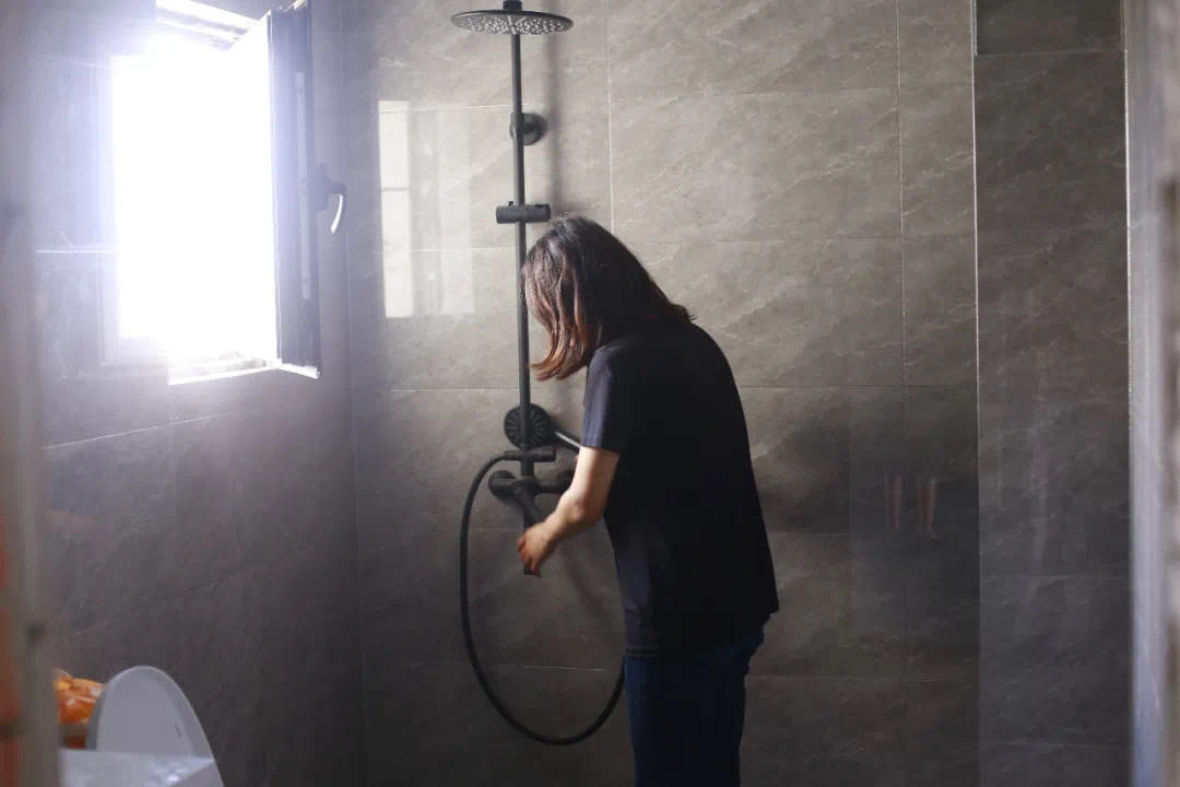 95后女孩,打工10年,首付28万买毛坯房,却被骂上热搜,为啥?