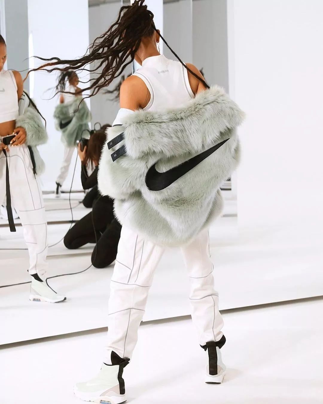 只有nike才有倒钩吗,为什么现在的耐克有4个勾