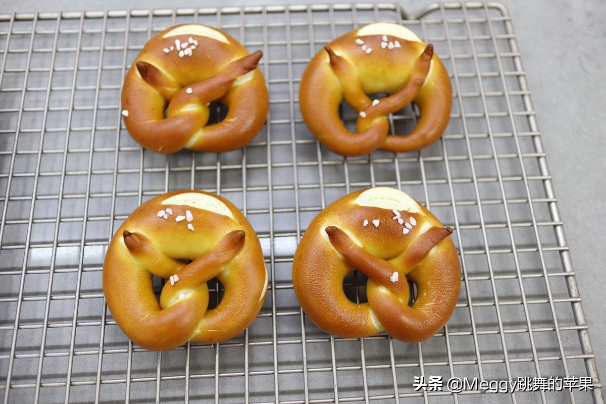 77岁老妈最爱吃的面包，口感扎实，造型美观，德国人喝啤酒必备