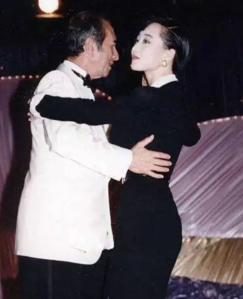 何鸿燊的传奇情史,和5个女人纠缠79年之久,风流半生却无一真爱