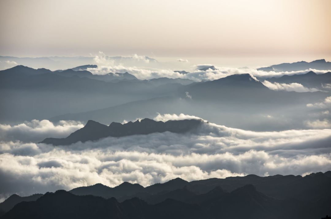 腾云驾雾观云海,腾云驾雾来到人间欣赏美景