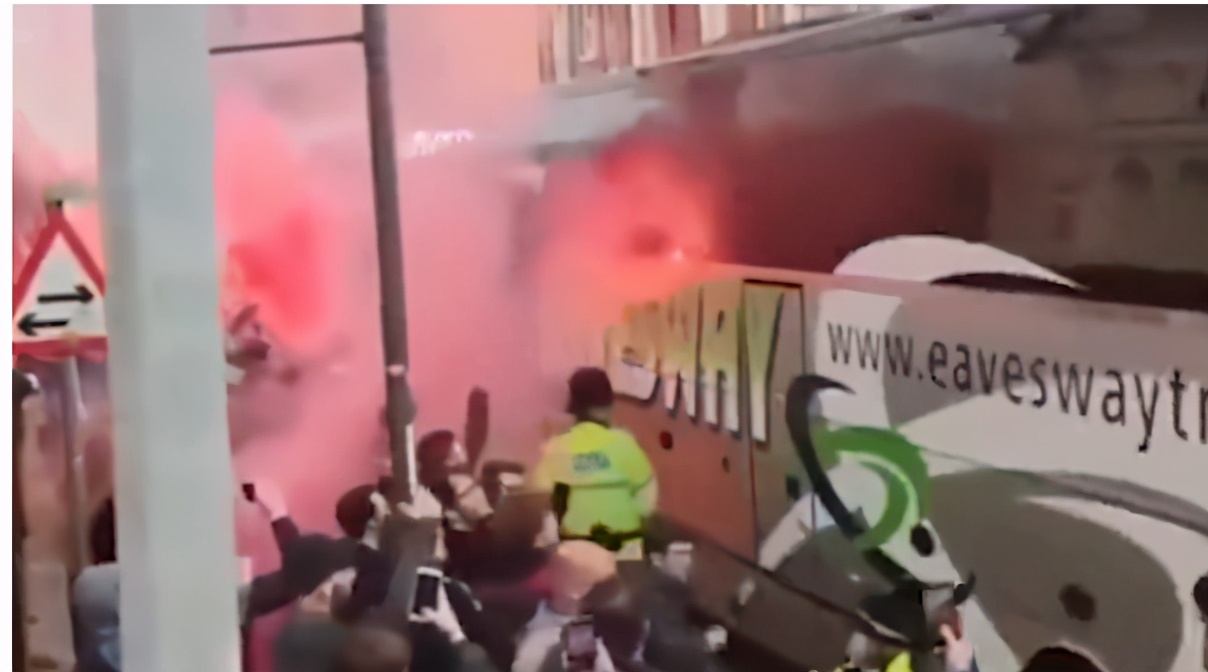 利物浦球迷被打,利物浦球迷被围殴