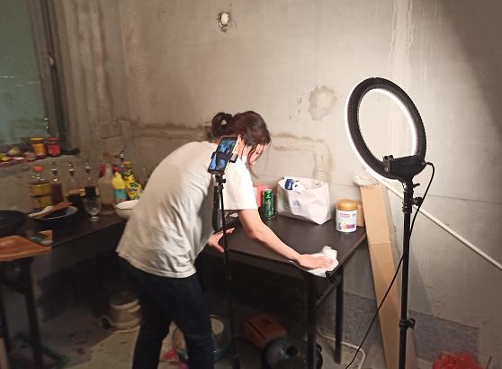 打工十年住毛坯房的女孩,入住毛坯房女生心酸