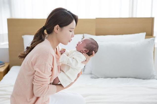 婴儿抱姿正确竖抱姿势,竖抱宝宝后怎么抱回来