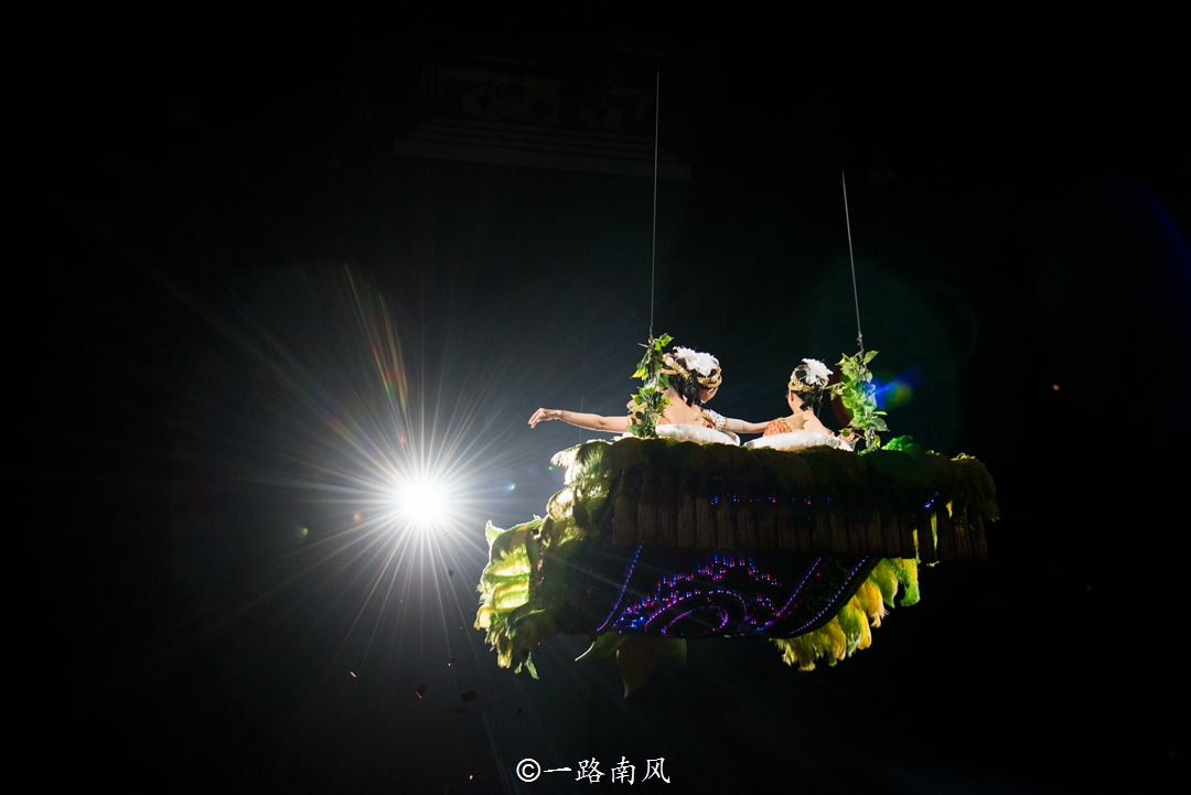 美女介绍丽江千古情景区,丽江千古情景区人多吗