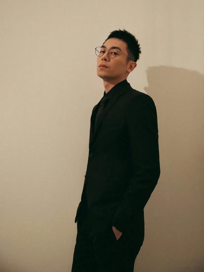 杨天真分析旗下艺人的着装视频,杨天真经纪人穿着