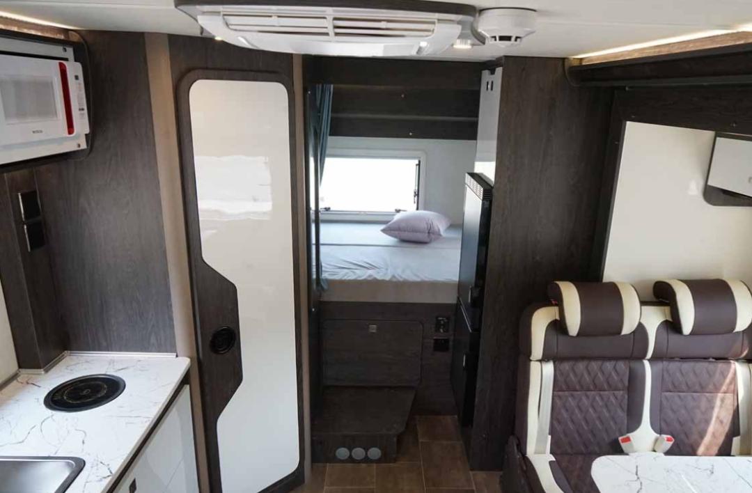 凤凰上途C1双拓旗舰版可住6人的“蓝精灵”48V20度电水电高配