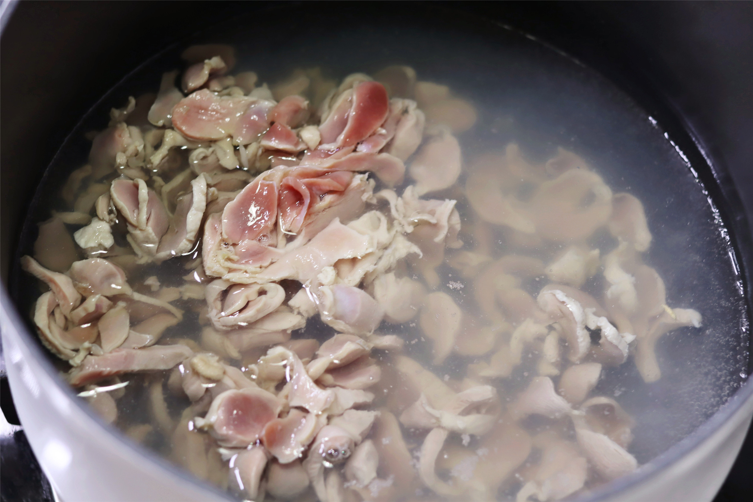 炒鸡胗放不放料酒,炒鸡胗是焯水还是不焯水