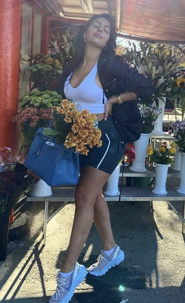 c罗不忘初心,c罗展示大腿肌肉翩若惊鸿