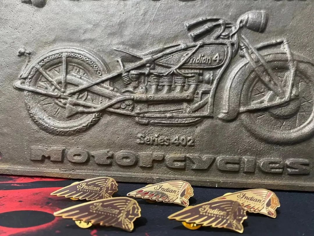 成都帅大叔卖周边,这群怕老婆的男人,偷拿私房钱也要买