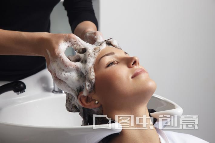 怎么洗头发头发才不容易掉,洗头掉发多怎么洗