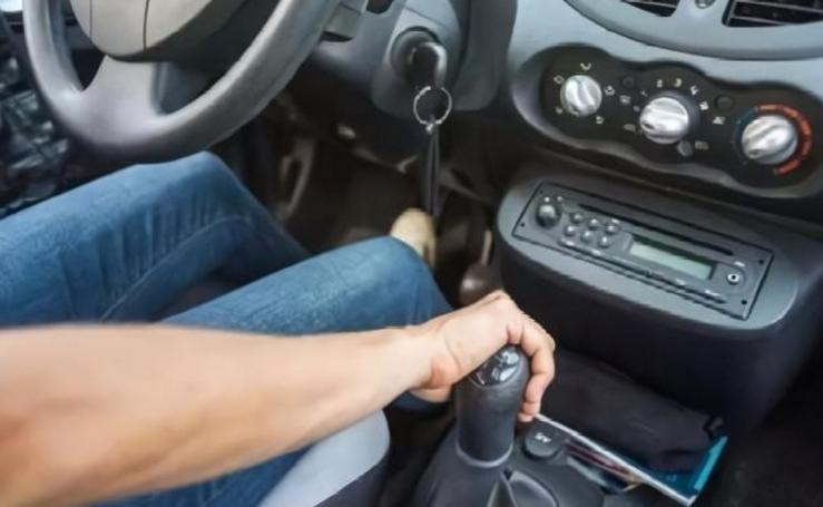 高速突然爆胎采取安全措施是什么,高速路上突然爆胎该如何正确驾驶