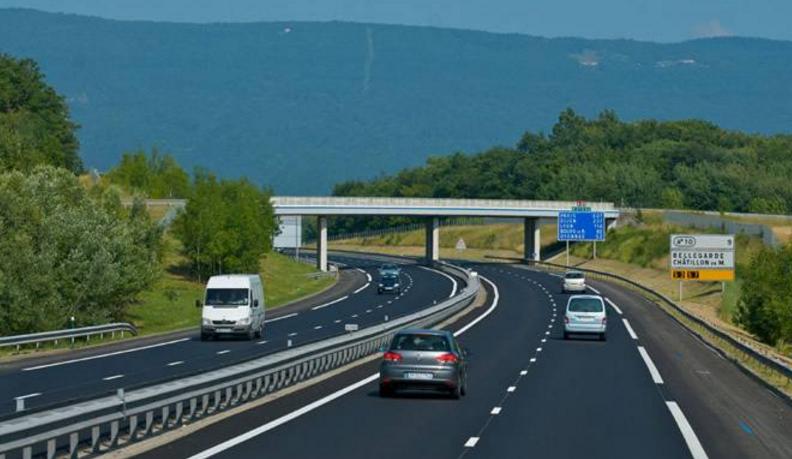 高速突然爆胎采取安全措施是什么,高速路上突然爆胎该如何正确驾驶