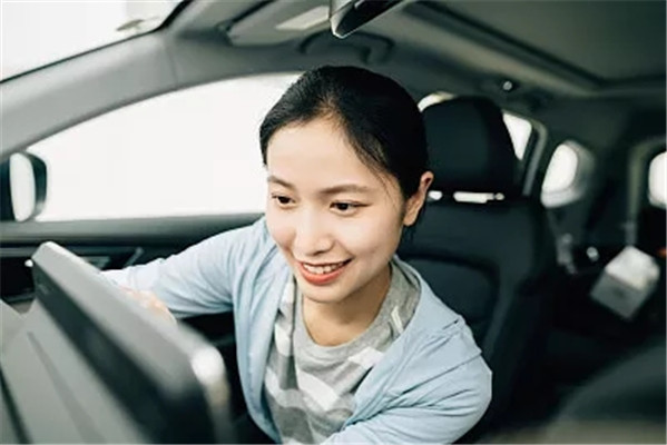 手机如何在汽车挡风玻璃上看导航,白天手机导航怎么投射前挡风玻璃