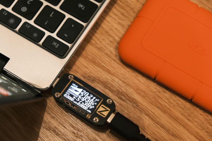 推荐一款简单精致的电脑桌 (实木电脑桌效果图大全2015款)